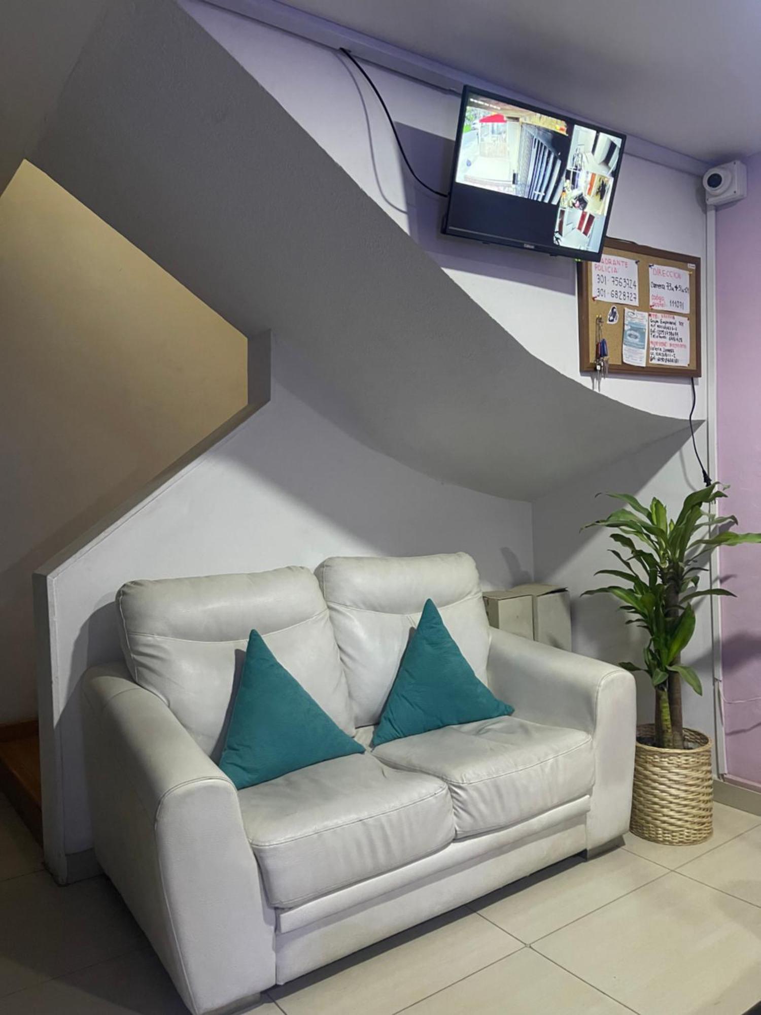 A 5 Minutos Aeropuerto. Pequena Habitación en casa particular Bogotá