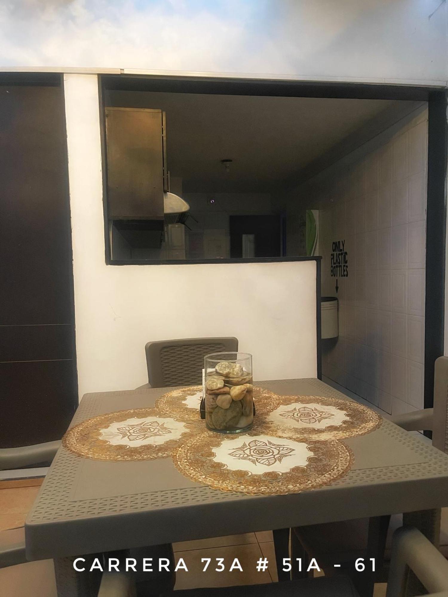 A 5 Minutos Aeropuerto. Pequena Habitación en casa particular